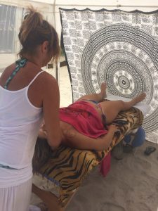 Massagem com um Espanhola na Praia do Tiririca em Itacaré - Ba