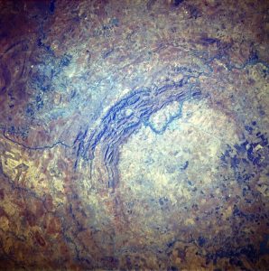 Foto da Cratera pela Nasa. 11 A maior cratera de impacto já conhecida possui 300 quilômetros de diâmetro e foi formada há dois bilhões de anos por um asteroide que, segundo especialistas, deveria ter entre 5 e 10 quilômetros de diâmetro.