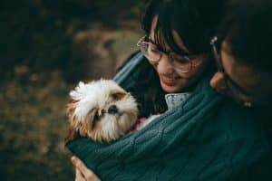 Pet-friendly - Foto de Helena Lopes: https://www.pexels.com/pt-br/foto/fotografia-com-foco-seletivo-de-filhote-de-cachorro-shih-tzu-branco-e-bronzeado-carregando-uma-mulher-sorridente-1378849/